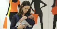 Carolina Kasting descobriu que o filho ca&ccedil;ula Tom, de 2 meses, chora ao mamar por ter espasmos no est&ocirc;mago durante a ingest&atilde;o do leite materno  Foto: AGNews / PurePeople