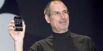 Steve Jobs segura o iPhone, apresentado na Macworld de 2007  Foto: Getty Images