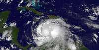A força dos ventos do Matthew poderá chegar à velocidade de 250 quilômetros por hora na costa norte-americana - Imagem do National Oceanic and Atmospheric Administration (NOAA)   Foto: Agência Brasil
