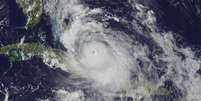 Imagem de satélite mostra a passagem do furacão Matthew pelo Caribe rumo aos EUA  Foto: EFE