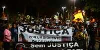 Durante a caminhada, as mães cantaram músicas de protesto contra a Justiça brasileira e os policiais  Foto: Agência Brasil