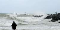 Mar agitado devido à aproximação do furacão Matthew não espanta pescadores em Miami Beach, na Flórida em foto da quinta-feira (6)  Foto: EFE