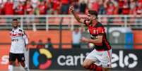 Felipe Vizeu corre e comemora o primeiro gol do Flamengo sobre o Santa Cruz, para desespero de Leonardo Moura (ao fundo) (Foto: Marcello Zambrana/AGIF/Lancepress!)  Foto: Lance!