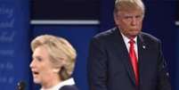 O segundo debate presidencial americano não teve púlpitos; Donald Trump e Hillary Clinton responderam às perguntas da plateia e dos moderadores caminhando pelo palco.  Foto: Getty Images / BBC News Brasil