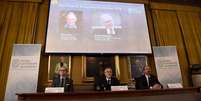 Membros do Comitê de Premiação do Nobel fazem o anúncio dos premiados deste ano na categoria Economia, em Estocolmo, na Suécia  Foto: EFE