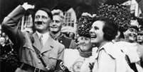 Hitler faz saudação nazista durante festa do partido  Foto: Corbis / BBCBrasil.com