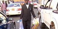 Farai Mushayademo é um vendedor de rua do Zimbábue que não passa desapercebido.  Foto: Reprodução