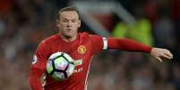 Além do desempenho técnico, Rooney também ainda não se entendeu com José Mourinho (Foto: Oli SCARFF / AFP)  Foto: Lance!