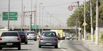 Pistas locais das marginais Pinheiros e Tietê tiveram sua velocidade reduzida para 50 km/h  Foto: Marcelo Camargo/Agência Brasil