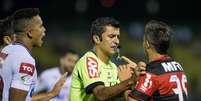 No fim do bom clássico, arbitragem roubou a cena (Foto:Celso Pupo / Fotoarena)  Foto: Lance!