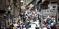 Movimento na Rua 25 de Março, centro de comércio popular de São Paulo, maior cidade da América do Sul  Foto: Agência Brasil