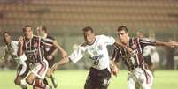 Lance de Corinthians x Fluminense durante a Copa João Havelange, em 2000  Foto: Gazeta Press