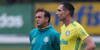 Cuca e Fernando Prass durante treino do Palmeiras  Foto: Cesar Greco/Agência Palmeiras