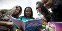 Estudantes observam prova do Exame Nacional do Ensino Médio (Enem)   Foto: Agência Brasil
