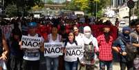 Após concentração no vão-livre do Masp, o grupo segue pela Avenida 9 de Julho até a Secretaria de Educação  Foto: Agência Brasil