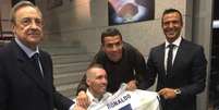Ricksen recebe a camisa de Cristiano Ronaldo. À dir., o agente, Jorge Mendes. À esq., Florentino Perez, presidente do Real  Foto: Vicente de Vries / LANCE!