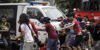 Carro da polícia atropela manifestantes nas Filipinas  Foto: EFE