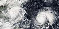 Imagem de satélite mostra os tufões Haima (dir) e Sarika (esq) próximos das Filipinas  Foto: EFE