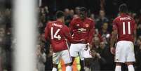 Pogba ensaia uma dança com Lingard sob o olhar de Martial. Os três marcaram (OLI SCARFF / AFP)  Foto: Lance!