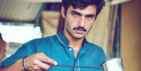 Arshad Khan vende ch&aacute; em uma tradicional feira de domingo em Islamabad  Foto: Javeria Ali / BBC News Brasil