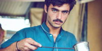 Arshad Khan vende chá em uma tradicional feira de domingo em Islamabad  Foto: Javeria Ali / BBC News Brasil