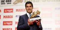 Suárez exibe a segunda Chuteira de Ouro da carreira (Foto: Reprodução / Twitter FC Barcelona)  Foto: Lance!
