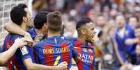 Neymar comemora com os colegas de Barcelona um dos gols da vitória em cima do Valencia  Foto: EFE