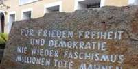 Mensagem foi gravada em pedra na frente da casa de Hitler em memória às vítimas do nazismo  Foto: BBC / Bethany Bell / BBC News Brasil