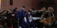 Policiais examinam carro que pegou fogo em Utsunomiya, no Japão  Foto: EFE