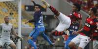 Rafael Vaz, zagueiro do Flamengo, salta para tentar uma finalização contra o gol do Corinthians  Foto: Reginaldo Pimenta/Raw Image/Gazeta Press