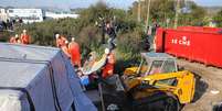 Barracos são desmontados no acampamento de Calais, na França  Foto: Getty Images
