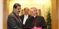 Nicolas Maduro é recebido pelo presbítero Guido Marini, chefe do escritório das celebrações litúrgicas do sumo pontífice  Foto: EFE