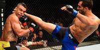 Mousasi nocauteou Vitor Belfort no segundo round, a partir dessa canelada na cabeça - (Foto: UFC)  Foto: Lance!