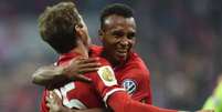 Green e Müller comemoram segundo gol do Bayern de Munique na Copa da Alemanha (Foto: Christof Stache / AFP)  Foto: Lance!
