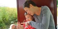 Louisa e seu filho Frank passaram por tratamento inovador de autismo  Foto: BBC Brasil