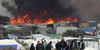 Partes do acampamento foram incendiadas neste último dia da desocupação  Foto: Getty Images