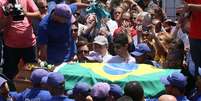 Caixão do 'Capita' foi enterrado com uma bandeira do Brasil cobrindo ele  Foto: José Lucena / Futura Press
