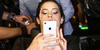 Sophia Abrahão não desgrudou do celular no backstage do São Paulo Fashion Week  Foto: AGNews, Francisco Cepeda/Francisco Silva / PurePeople