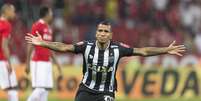 O venezuelano Rómulo Otero, do Atlético-MG, comemora seu gol  Foto: Gazeta Press