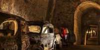 Rede de túneis sob as ruas de Nápoles era usada para guardar carros contrabandeados, nos anos 30  Foto: Vittorio Sciosa / BBC News Brasil