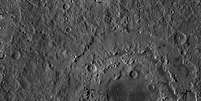 Oriental é a maior cratera da Lua. Foi formada há 3,8 mil anos e tem diâmetro de 930 quilômetros  Foto: Nasa