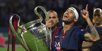 Neymar com o troféu do Mundial de Clubes (Foto: PATRIK STOLLARZ/AFP)  Foto: Lance!