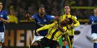 Um dos brasileiros do Schalke 04, Naldo faz marcação cerrada em cima de Aubameyang, um dos destaques do Borussia Dortmund (Foto: Patrik Stollarz / AFP)  Foto: Lance!