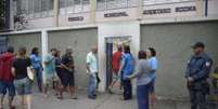 Eleitores fazem fila para entrar na Escola Municipal Avertano Rocha, em Jacarepaguá, zona oeste da capital fluminense, em dia de votação do segundo turno  Foto: Agência Brasil