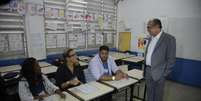 Rio de Janeiro - O presidente do Tribunal Superior Eleitoral, ministro Gilmar Mendes cumprimenta mesários da Escola Municipal Avertano Rocha onde acompanha o início da votação na cidade ()   Foto: Agência Brasil