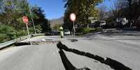 Terremoto provocou rachaduras no asfalto em uma estrada de Norcia, na região central da Itália  Foto: EFE