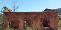 Um ano depois da tragédia, atingidos pela lama ainda não sabem quando serão indenizados. Casa em Bento Rodrigues foi destruída após rompimento da barragem  Foto: Agência Brasil