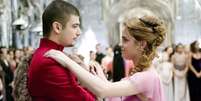 Antes de Hermione ( Emma Watson) e Rony ( Rupert Grint) ficarem juntos, a talentosa aluna da Grifin&oacute;ria teve um flerte com o famoso jogador de Quadribol da B&uacute;lgaria,  V&iacute;tor Krum ( Stanislav Ianevski)  Foto: AdoroCinema / AdoroCinema