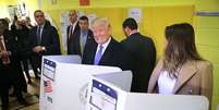 Donald Trump votou ao lado de sua mulher, Melania, em uma escola de Nova York  Foto: Getty Images
