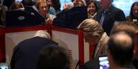 Imprensa e curiosos registram os votos de Hillary e Bill Clinton em Nova York    Foto: Getty Images